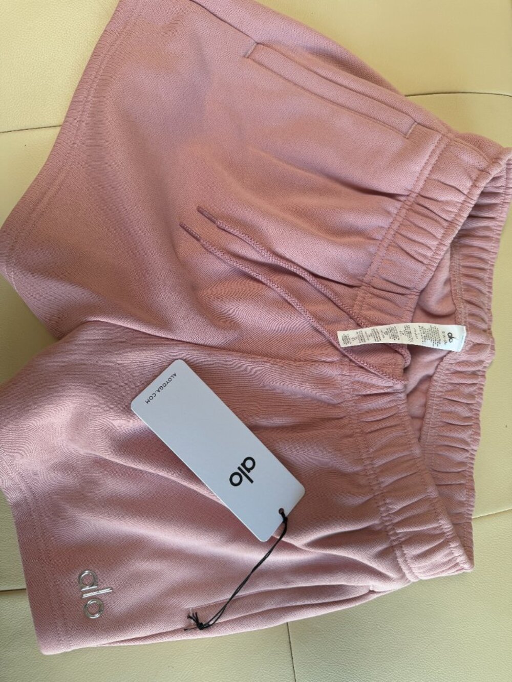 NWT Alo Yoga Accolade Crew Pullover & Short Set Vintage Pink S 🎒✨ BTS - Picture 9 of 16